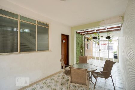 Casa à venda com 220m², 4 quartos e 4 vagas Casa à venda com 220m², 4 quartos e 4 vagasGaragem e hall de entrada