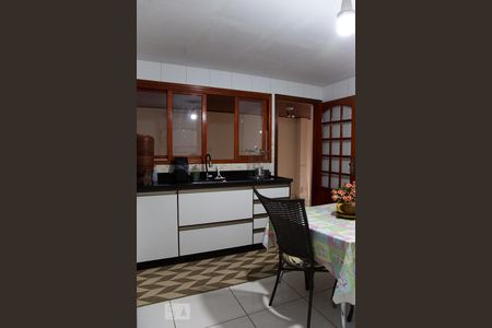 Casa para alugar com 224m², 4 quartos e 3 vagas Casa para alugar com 224m², 4 quartos e 3 vagasCozinha