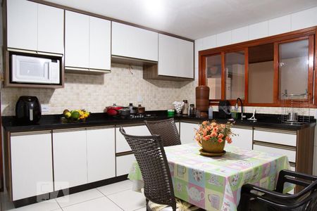 Casa para alugar com 224m², 4 quartos e 3 vagas Casa para alugar com 224m², 4 quartos e 3 vagasCozinha
