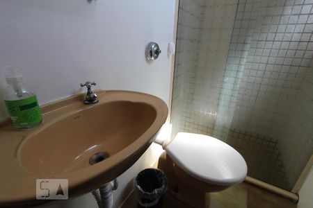 Banheiro de apartamento para alugar com 1 quarto, 38m² em Centro, Curitiba
