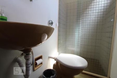 Banheiro de apartamento para alugar com 1 quarto, 38m² em Centro, Curitiba