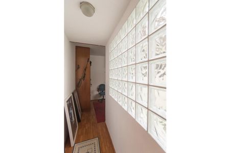 Casa à venda com 200m², 2 quartos e 2 vagas Casa à venda com 200m², 2 quartos e 2 vagasCorredor - piso superior