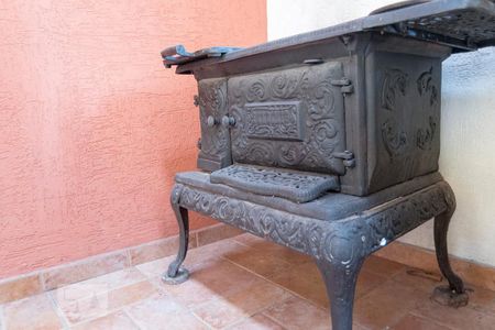 Casa à venda com 200m², 2 quartos e 2 vagas Casa à venda com 200m², 2 quartos e 2 vagasDetalhe do fogão antigo