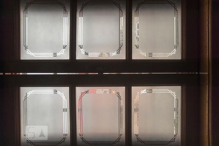 Casa à venda com 200m², 2 quartos e 2 vagas Casa à venda com 200m², 2 quartos e 2 vagasDetalhe dos vidros jateados