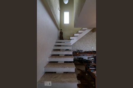 Apartamento à venda com 300m², 3 quartos e 2 vagas Apartamento à venda com 300m², 3 quartos e 2 vagasEscada