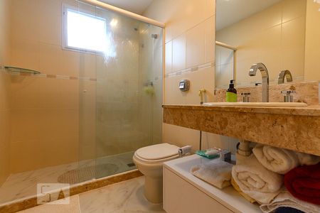 Apartamento à venda com 300m², 3 quartos e 2 vagas Apartamento à venda com 300m², 3 quartos e 2 vagasBanheiro da Suíte 1