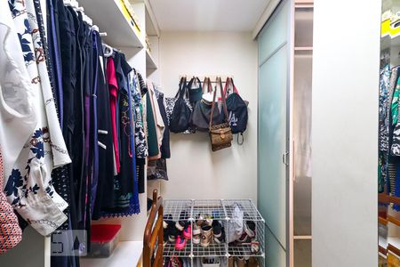 Apartamento à venda com 300m², 3 quartos e 2 vagas Apartamento à venda com 300m², 3 quartos e 2 vagasCloset da Suíte 2