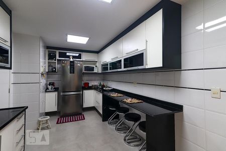 Apartamento à venda com 300m², 3 quartos e 2 vagas Apartamento à venda com 300m², 3 quartos e 2 vagasCozinha