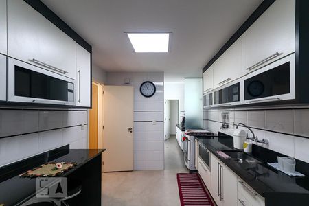 Apartamento à venda com 300m², 3 quartos e 2 vagas Apartamento à venda com 300m², 3 quartos e 2 vagasCozinha