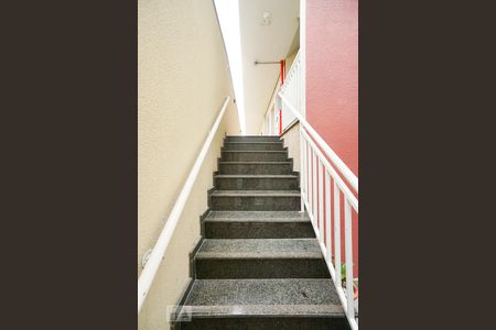 Apartamento para alugar com 35m², 1 quarto e sem vaga Apartamento para alugar com 35m², 1 quarto e sem vagaEscada de entrada