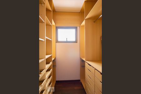 Apartamento à venda com 330m², 4 quartos e 4 vagas Apartamento à venda com 330m², 4 quartos e 4 vagasCloset - Suíte 1