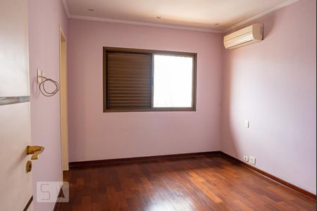 Apartamento à venda com 330m², 4 quartos e 4 vagas Apartamento à venda com 330m², 4 quartos e 4 vagasSuíte 2