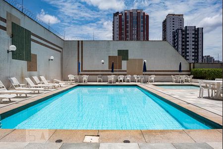 Apartamento à venda com 330m², 4 quartos e 4 vagas Apartamento à venda com 330m², 4 quartos e 4 vagasÁrea comum - Piscina