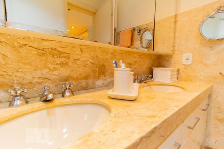 Apartamento para alugar com 245m², 3 quartos e 4 vagasSuíte 3 - Banheiro