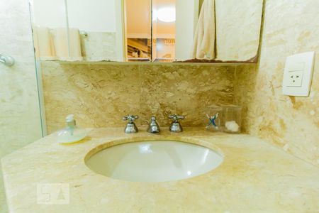 Apartamento para alugar com 245m², 3 quartos e 4 vagasSuíte 1 - Banheiro