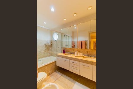 Apartamento para alugar com 245m², 3 quartos e 4 vagasSuíte 3 - Banheiro