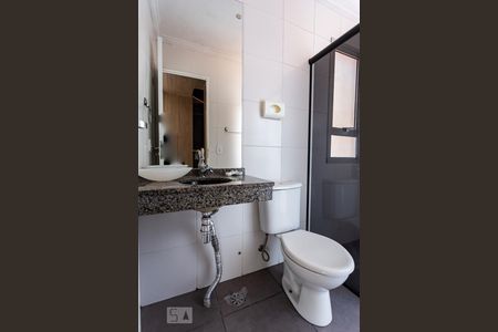 Apartamento para alugar com 74m², 2 quartos e 1 vaga Apartamento para alugar com 74m², 2 quartos e 1 vagaBanheiro da Suite 1