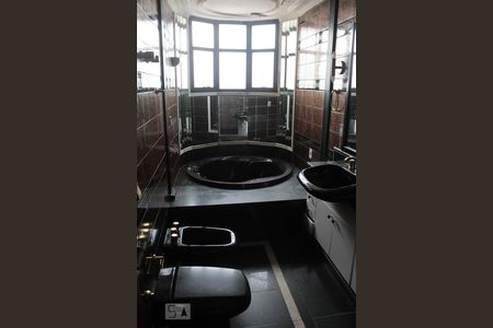 Apartamento à venda com 195m², 4 quartos e 2 vagasBanheiro da Suíte