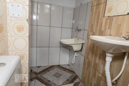 Banheiro de kitnet/studio para alugar com 1 quarto, 35m² em Vila Bertioga, São Paulo