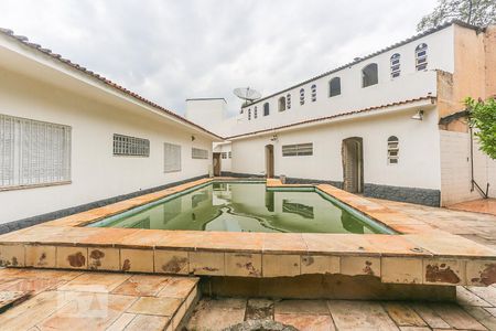 Casa à venda com 850m², 4 quartos e 7 vagas Casa à venda com 850m², 4 quartos e 7 vagasQuintal