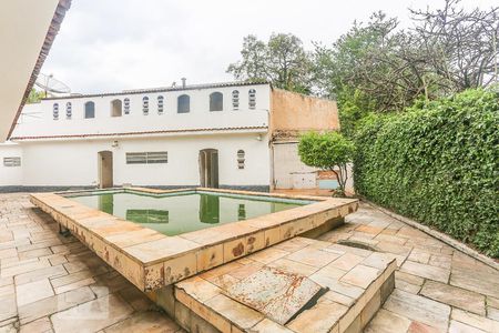 Casa à venda com 850m², 4 quartos e 7 vagas Casa à venda com 850m², 4 quartos e 7 vagasQuintal