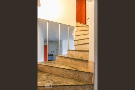 Casa à venda com 850m², 4 quartos e 7 vagas Casa à venda com 850m², 4 quartos e 7 vagasEscada Garagem