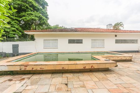 Casa à venda com 850m², 4 quartos e 7 vagas Casa à venda com 850m², 4 quartos e 7 vagasQuintal