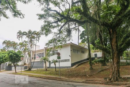 Casa à venda com 850m², 4 quartos e 7 vagas Casa à venda com 850m², 4 quartos e 7 vagasFachada