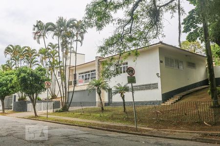 Casa à venda com 850m², 4 quartos e 7 vagas Casa à venda com 850m², 4 quartos e 7 vagasFachada