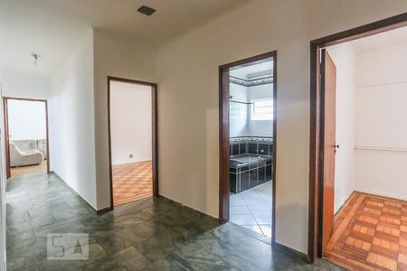 Casa à venda com 850m², 4 quartos e 7 vagas Casa à venda com 850m², 4 quartos e 7 vagasHall dos Quartos