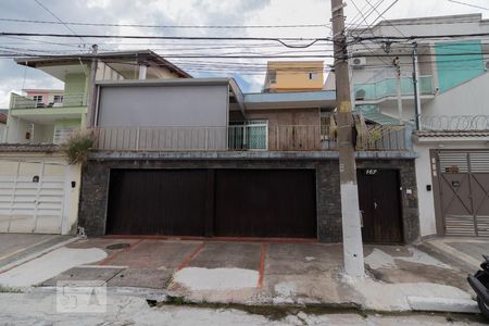 Casa à venda com 300m², 3 quartos e 3 vagas Casa à venda com 300m², 3 quartos e 3 vagasFachada