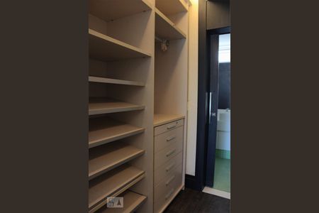 Casa à venda com 302m², 4 quartos e 3 vagas Casa à venda com 302m², 4 quartos e 3 vagasCloset da suíte 2
