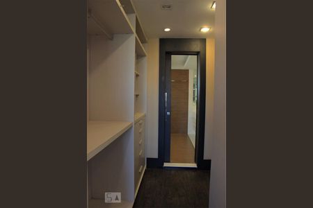 Casa à venda com 302m², 4 quartos e 3 vagas Casa à venda com 302m², 4 quartos e 3 vagasCloset da Suíte do Sotão
