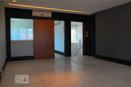 Casa à venda com 302m², 4 quartos e 3 vagas Casa à venda com 302m², 4 quartos e 3 vagasSotão