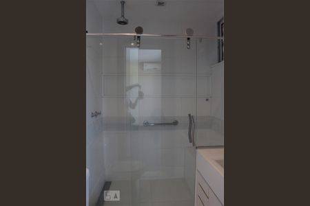 Casa à venda com 302m², 4 quartos e 3 vagas Casa à venda com 302m², 4 quartos e 3 vagasBanheiro da Suíte 1