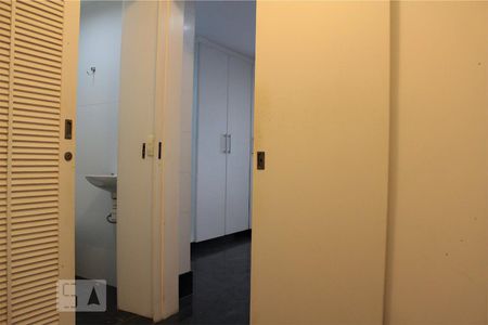 Casa à venda com 302m², 4 quartos e 3 vagas Casa à venda com 302m², 4 quartos e 3 vagasQuarto de Serviço