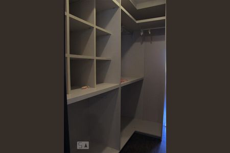Casa à venda com 302m², 4 quartos e 3 vagas Casa à venda com 302m², 4 quartos e 3 vagasCloset da Suíte do Sotão