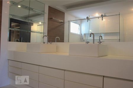 Casa à venda com 302m², 4 quartos e 3 vagas Casa à venda com 302m², 4 quartos e 3 vagasBanheiro da Suíte do Sotão