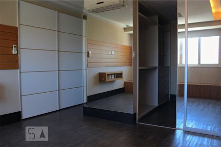 Casa à venda com 302m², 4 quartos e 3 vagas Casa à venda com 302m², 4 quartos e 3 vagasSuíte do Sotão