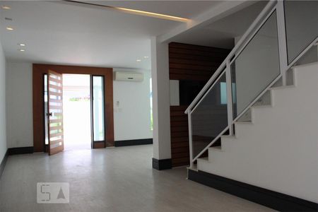Casa à venda com 302m², 4 quartos e 3 vagas Casa à venda com 302m², 4 quartos e 3 vagasSala