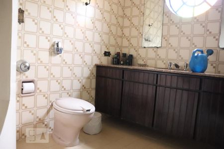 Casa à venda com 420m², 3 quartos e 6 vagasBanheiro da Suíte 1