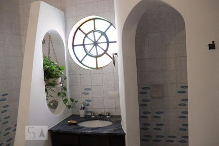 Casa à venda com 420m², 3 quartos e 6 vagasBanheiro da Suíte 2