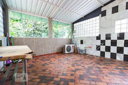 Casa à venda com 310m², 3 quartos e 2 vagas Casa à venda com 310m², 3 quartos e 2 vagasFundos