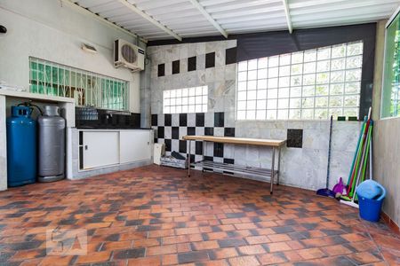 Casa à venda com 310m², 3 quartos e 2 vagas Casa à venda com 310m², 3 quartos e 2 vagasFundos