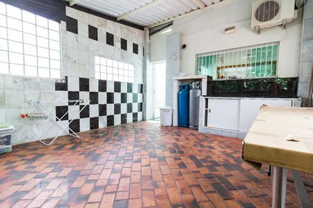 Casa à venda com 310m², 3 quartos e 2 vagas Casa à venda com 310m², 3 quartos e 2 vagasFundos