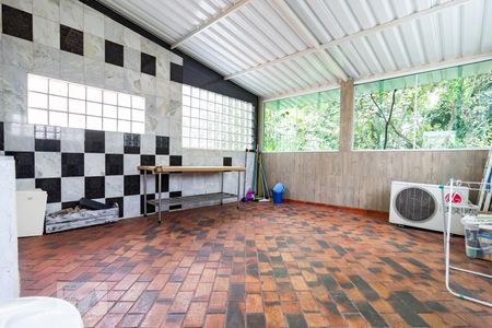 Casa à venda com 310m², 3 quartos e 2 vagas Casa à venda com 310m², 3 quartos e 2 vagasFundos