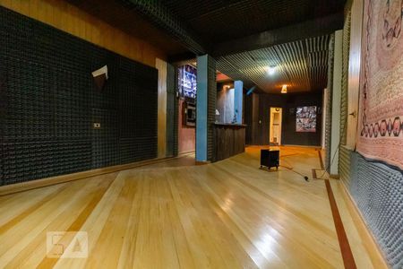 Casa à venda com 310m², 3 quartos e 2 vagas Casa à venda com 310m², 3 quartos e 2 vagasStudio