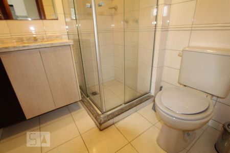 Banheiro de apartamento para alugar com 1 quarto, 50m² em Centro, Curitiba