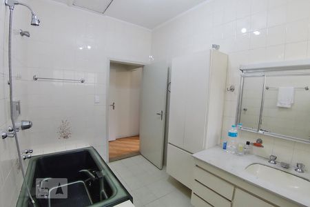 Casa à venda com 222m², 3 quartos e 2 vagasBanheiro da Suíte