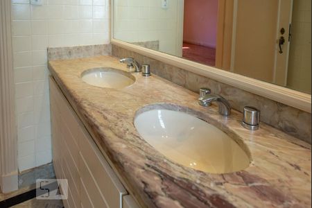 Apartamento para alugar com 134m², 3 quartos e sem vaga Apartamento para alugar com 134m², 3 quartos e sem vagaBanheiro